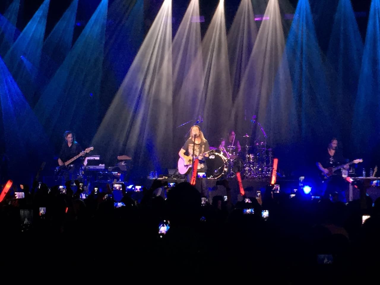 Aunque la colombiana no estuvo con ellos de forma física, sí la llevaron al escenario de manera virtual, con un súper efecto de iluminación en las pantallas.