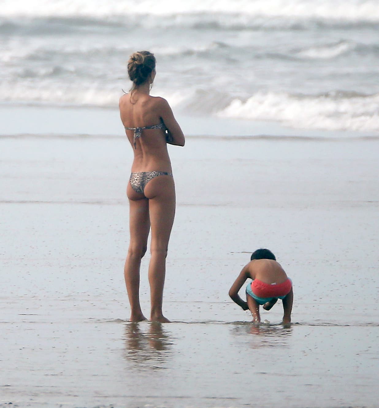 El prefirió jugar a la orilla del mar.