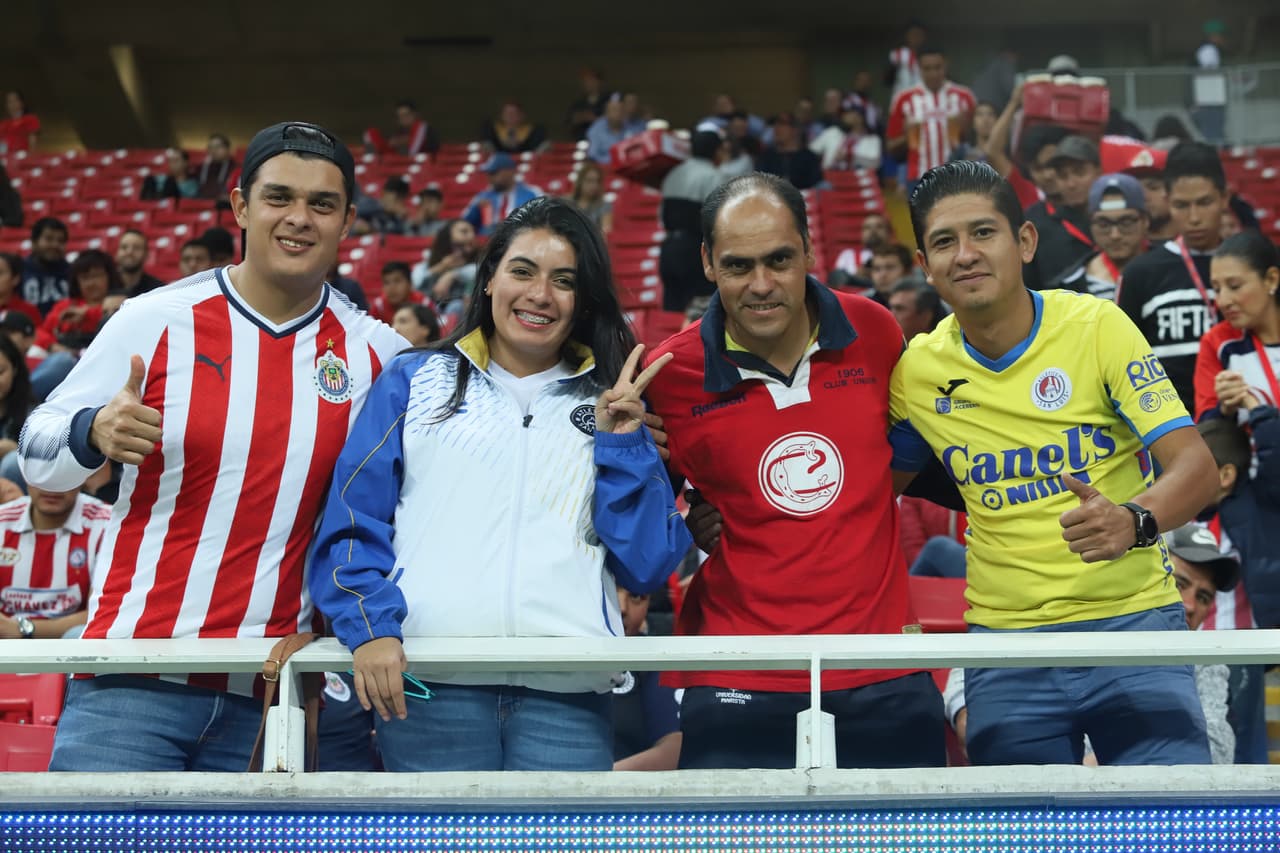 En el Estadio Akron se pusieron cita miles de fanáticos con la ilusiónd e una buena jornada de Copa MX entre Chivas y San Luis.