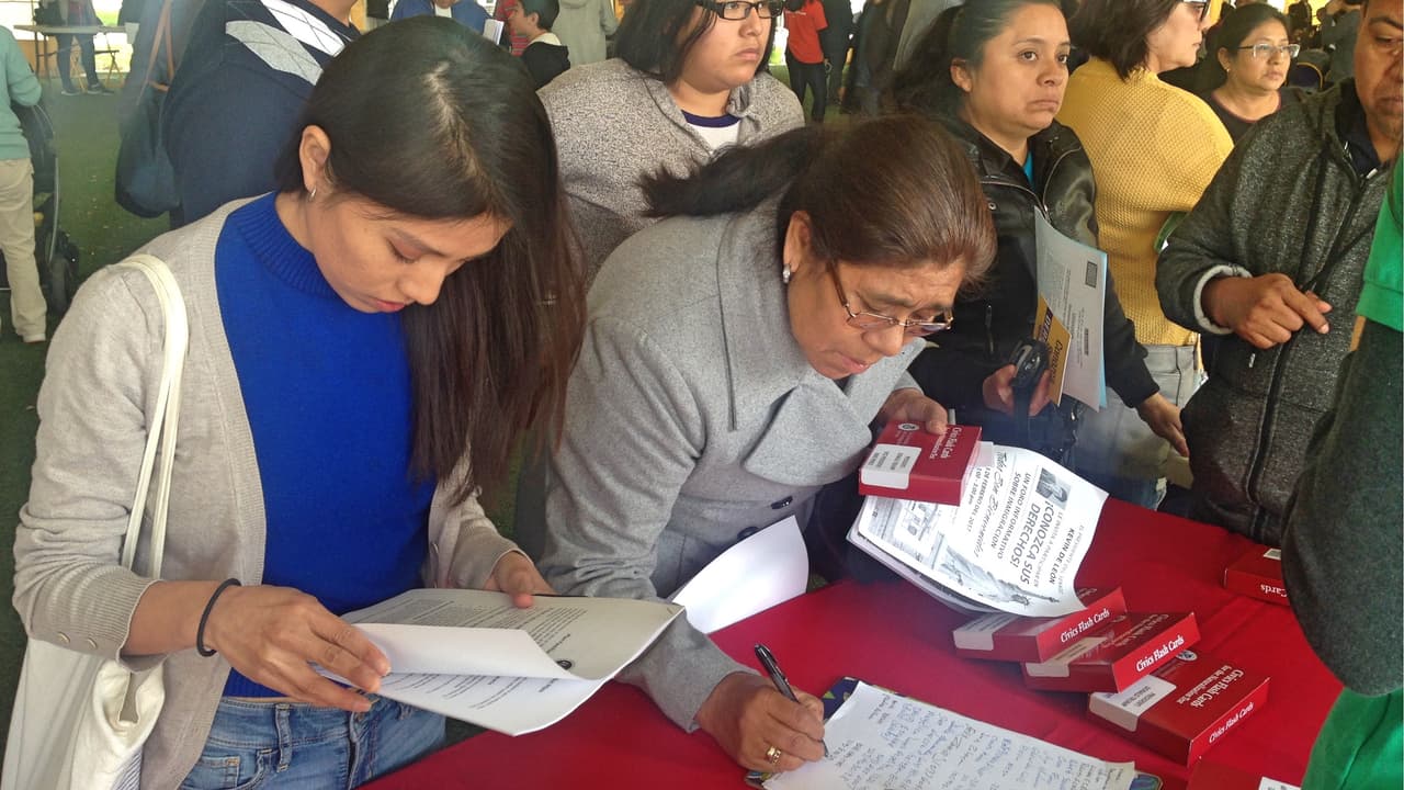 La abogada de inmigración Silvia Mintz aconseja cumplir con los deberes cívicos y con el gobierno para evitar problemas al momento de cambiar el estatus migratorio.