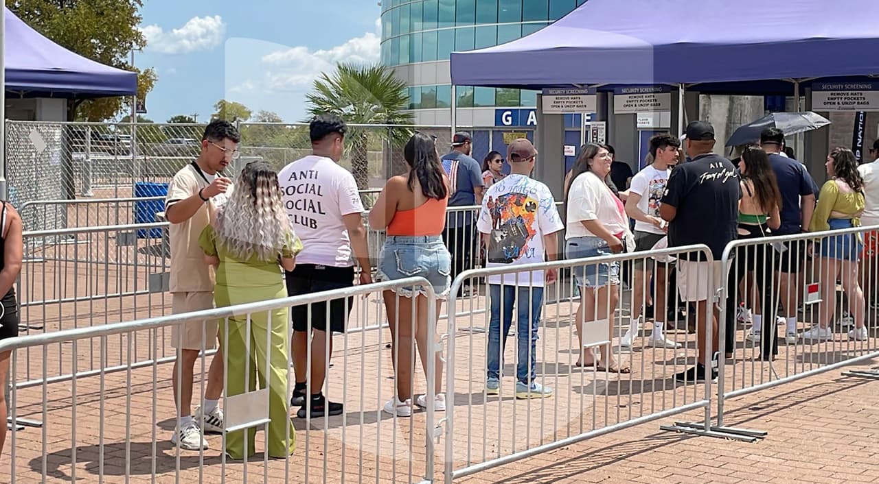 Bad Bunny ofreció su concierto de la gira World's Hottest Tour en el Alamodome en San Antonio.