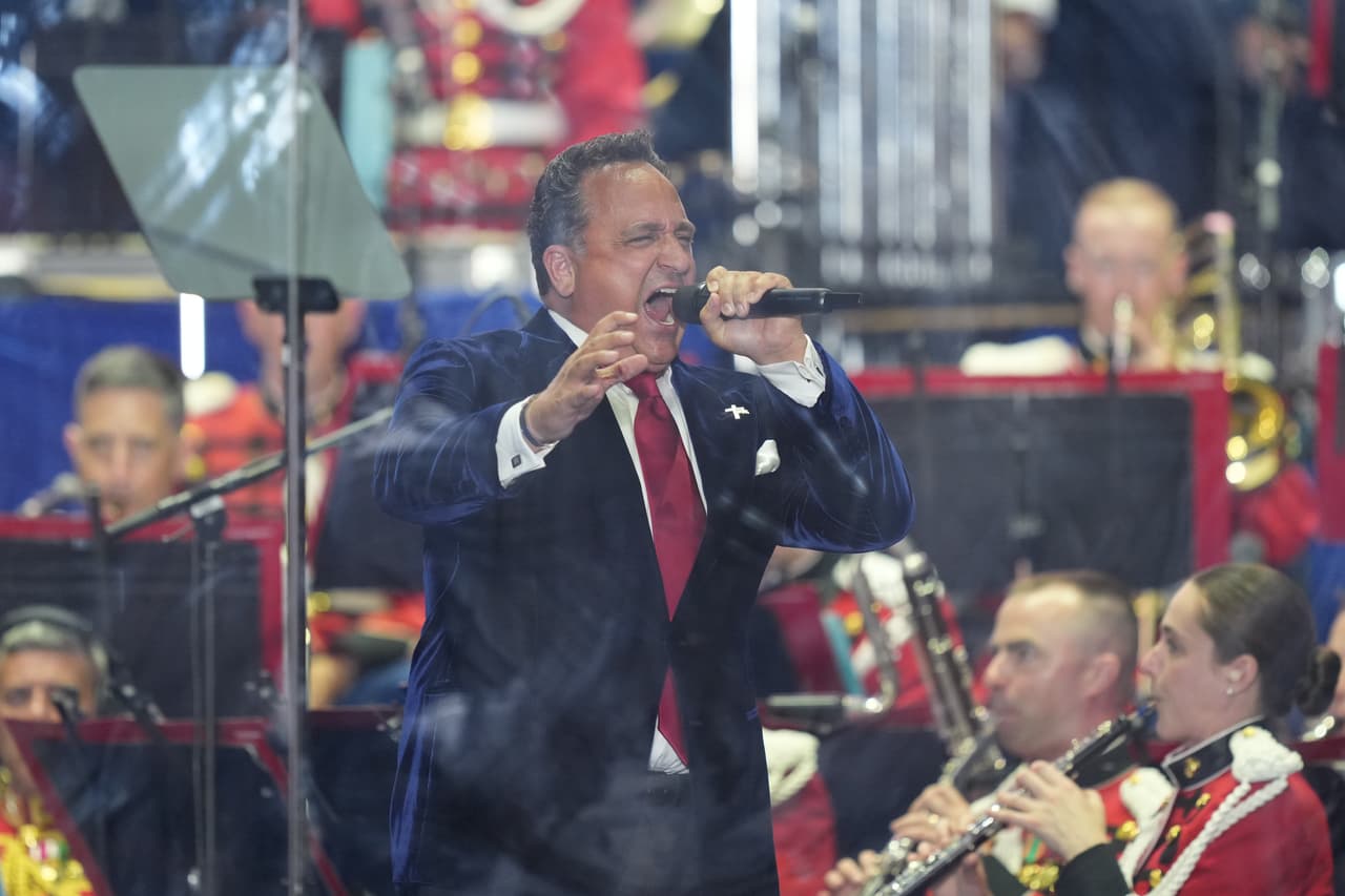 Christopher Macchio canta antes del discurso del presidente Donald Trump en la inauguración de la Gran Feria Estatal Americana en el National Mall, el miércoles 24 de junio de 2026, en Washington.