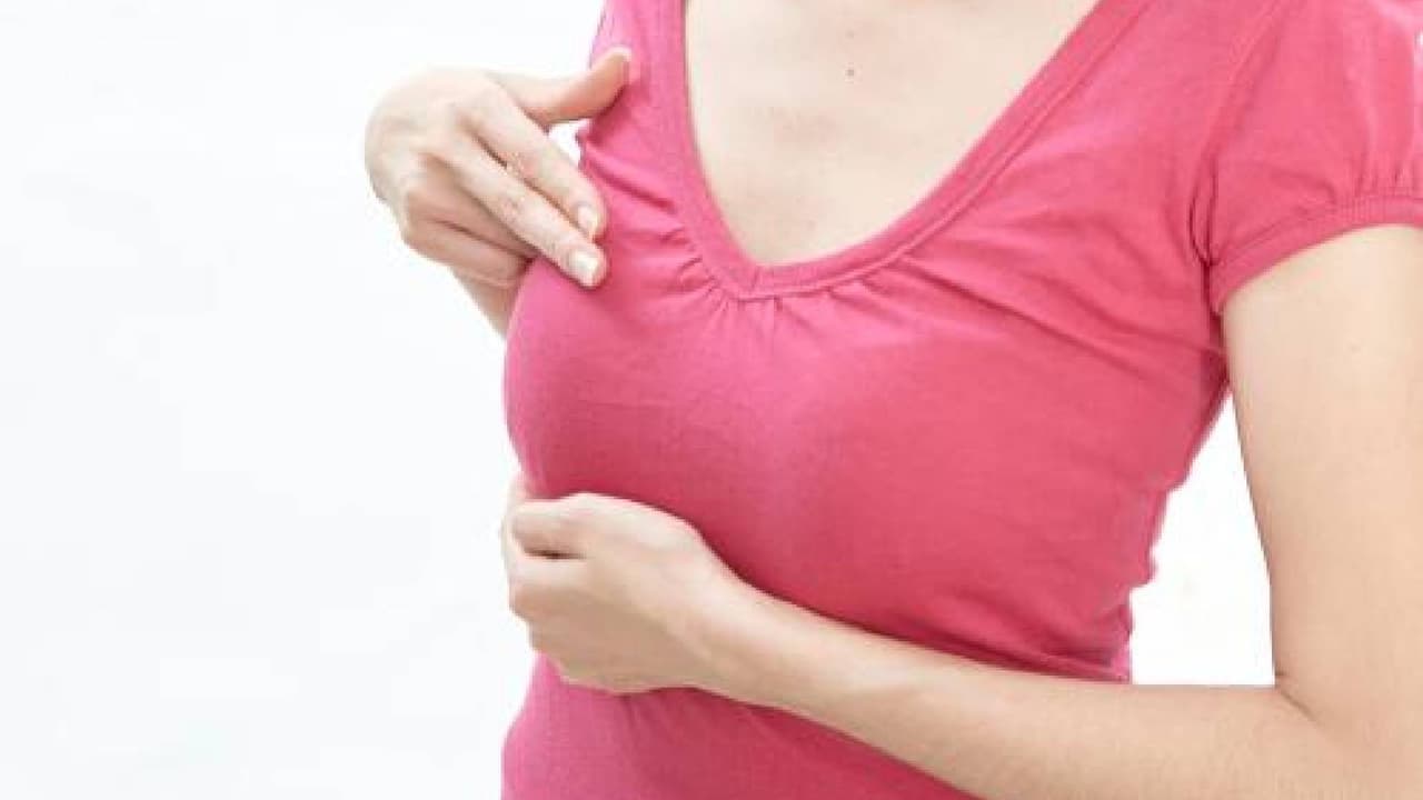 <b>¿Cuáles son los factores de riesgo?</b>
<br>Algunos de los principales factores de riesgo incluyen ser mujer y cumplir más de 50 años, además de:
<br>- Mujeres con mamas densas
<br>- No mantenerse físicamente activa
<br>- Antecedentes familiares de cáncer de mama
<br>- Tener sobrepeso u obesidad después de la menopausia
<br>- Haber recibido tratamientos radioterapia antes de los 30 años
<br>- Quedar embarazada por primera vez después de los 30 años
<br>- Mutaciones genéticas como cambios en los genes BRCA1 y el BRCA2
<br>- Haber comenzado la menstruación antes de los 12 años y de la menopausia después de los 55 años