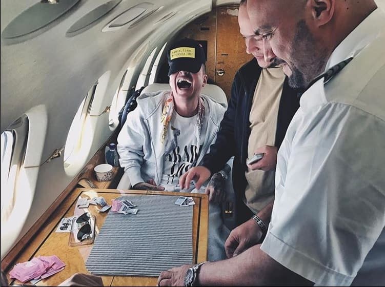 Este avión -donde Balvin pasa la mayor parte de su tiempo y en el que se divierte jugando con sus compañeros- le costó un poco más de 22 mil dólares.