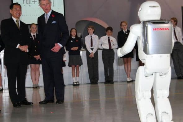 En esta imagen de 2008 se ve cuando el príncipe Carlos conoció a ASIMO en Tokio.