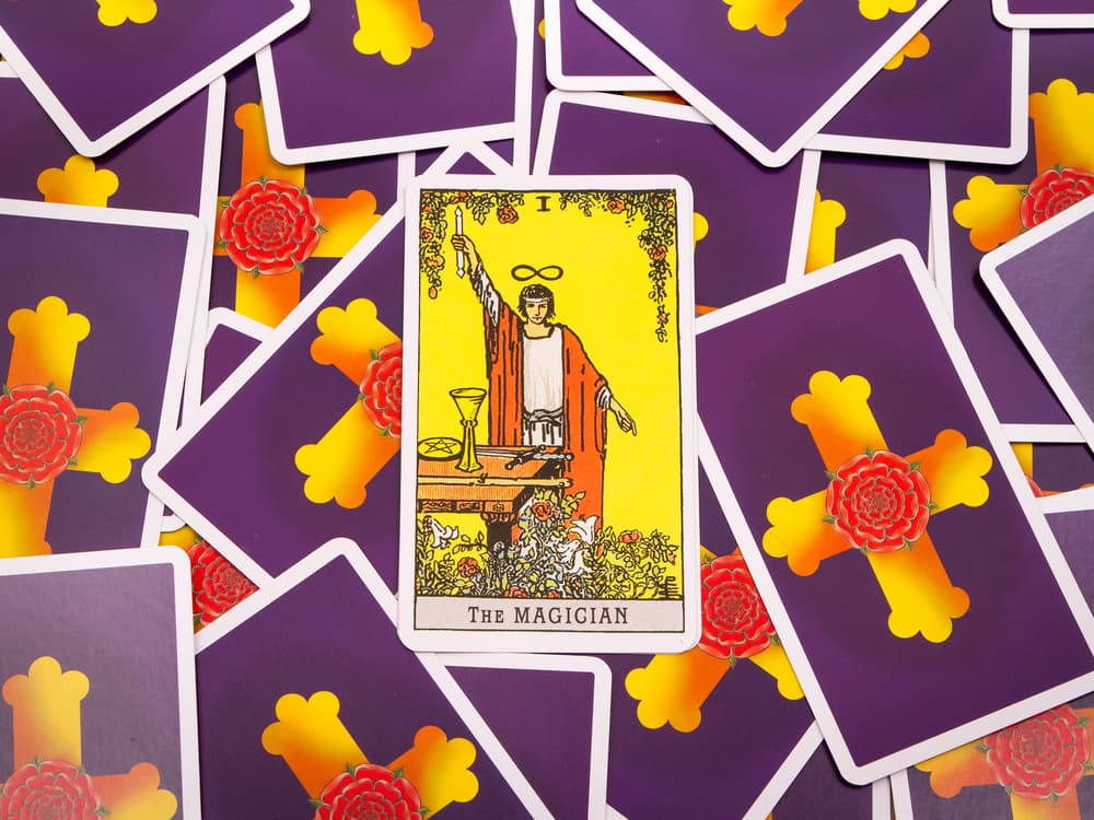 En cambio, si en la tirada el Mago te sale invertido, tiene otro significado. Puede decir que la persona peca de mucha inseguridad, de falta de originalidad, que siempre es indecisa y que seguramente se está aprovechando de la gente a su alrededor para conseguir lo que quiere, de manera egoísta y arribista.