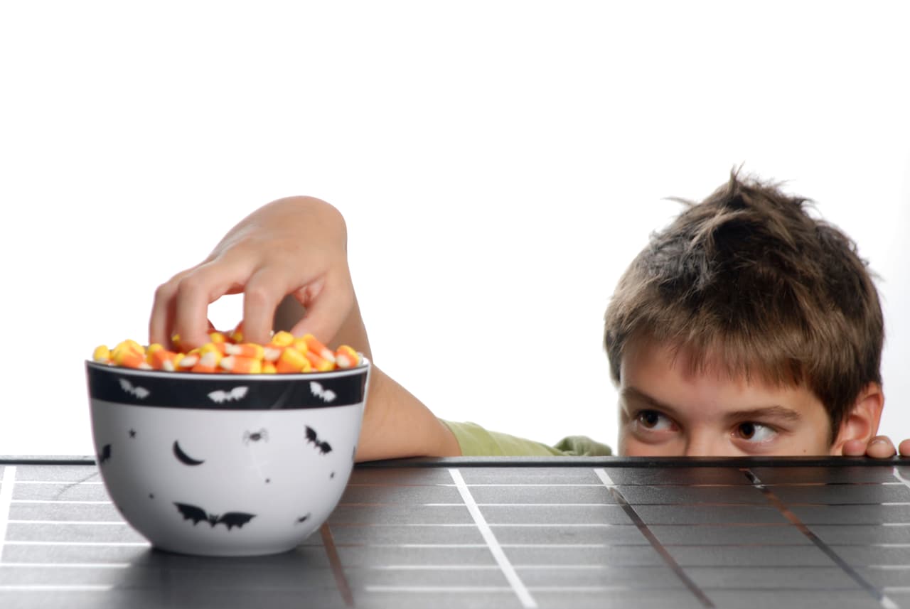 El especialista asegura que quitarles los dulces pareciera ser la solución obvia al problema, pero es más fácil decirlo que hacerlo, por eso es mejor ponerles límites a la hora de dejarlos comer todas sus golosinas.