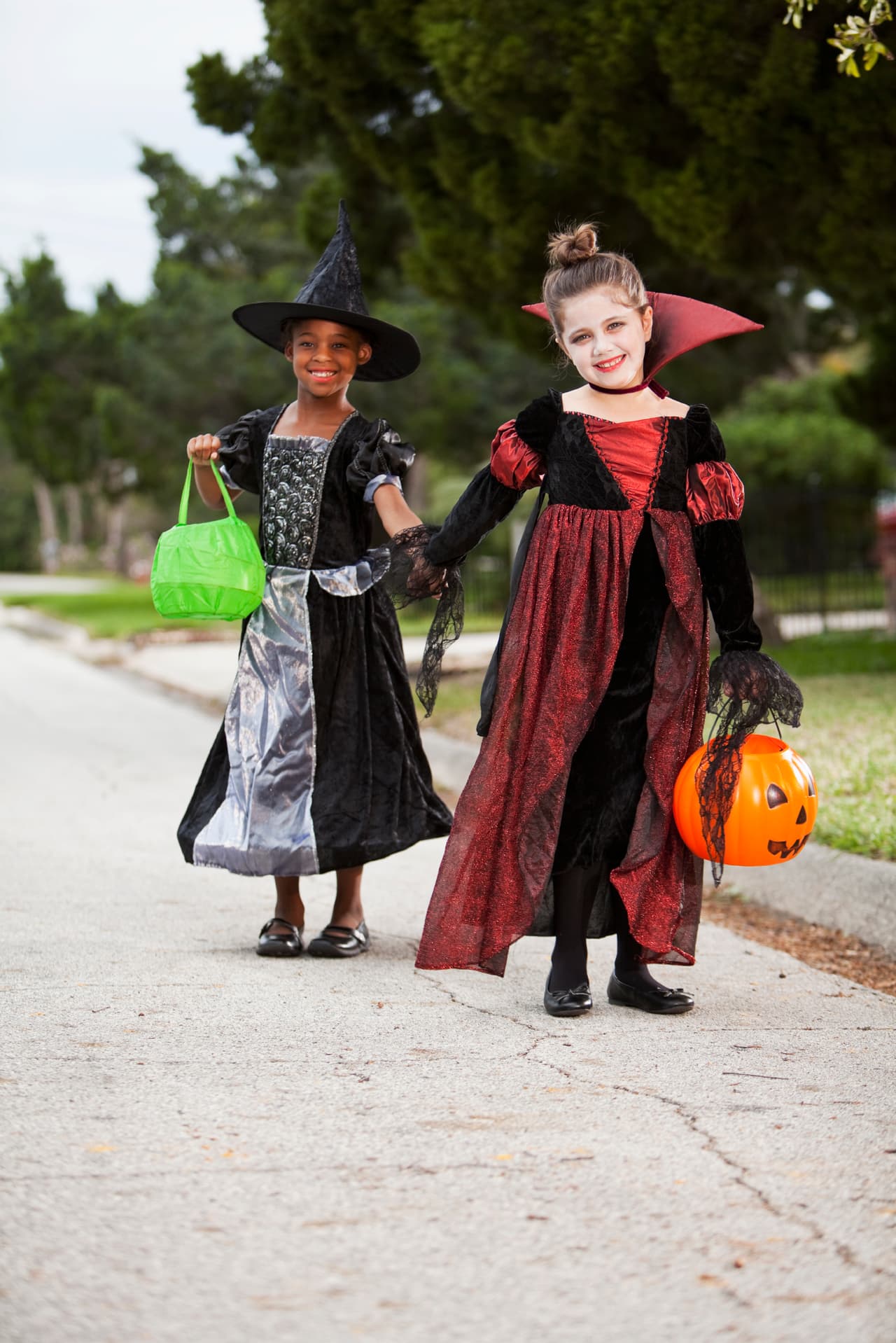 Haz que se muevan. Salir a pedir dulces es la excursión perfecta para la familia, en vez de llevarlos en coche, anímales a caminar, incluso pueden hacer un juego en la calle contando los pasos mediante pequeños dispositivos y competir con sus amigos y hermanos para ver quién se llevó la mayor cantidad de pasos.