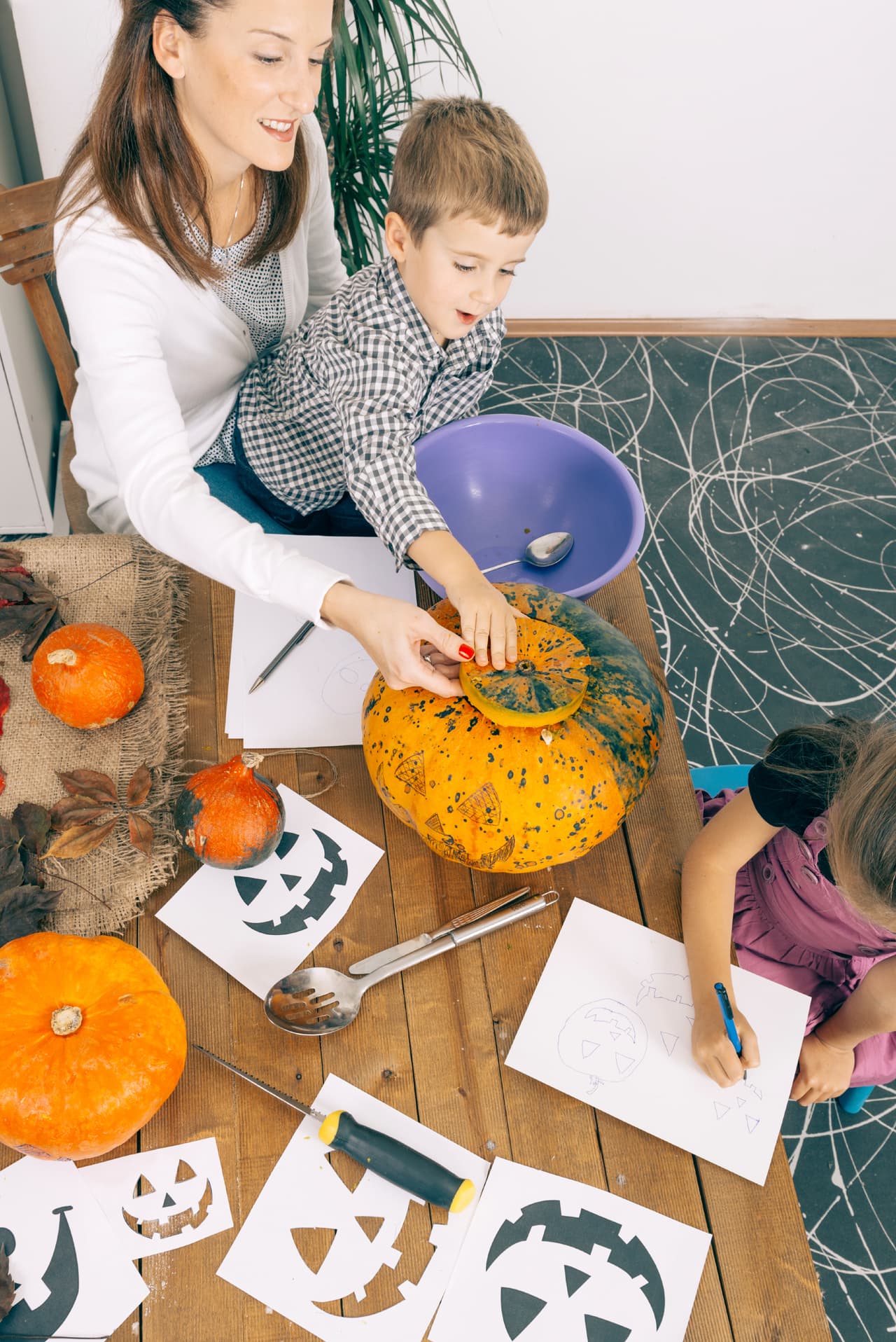 A los niños les encanta decorar la casa y la puerta principal con adornos espeluznantes. Pueden hacer decoraciones caseras en vez de comprarlas, utilizando algodón para hacer telarañas o limpiadores. Pueden también hacer sus disfraces y pasar un Halloween muy divertido.