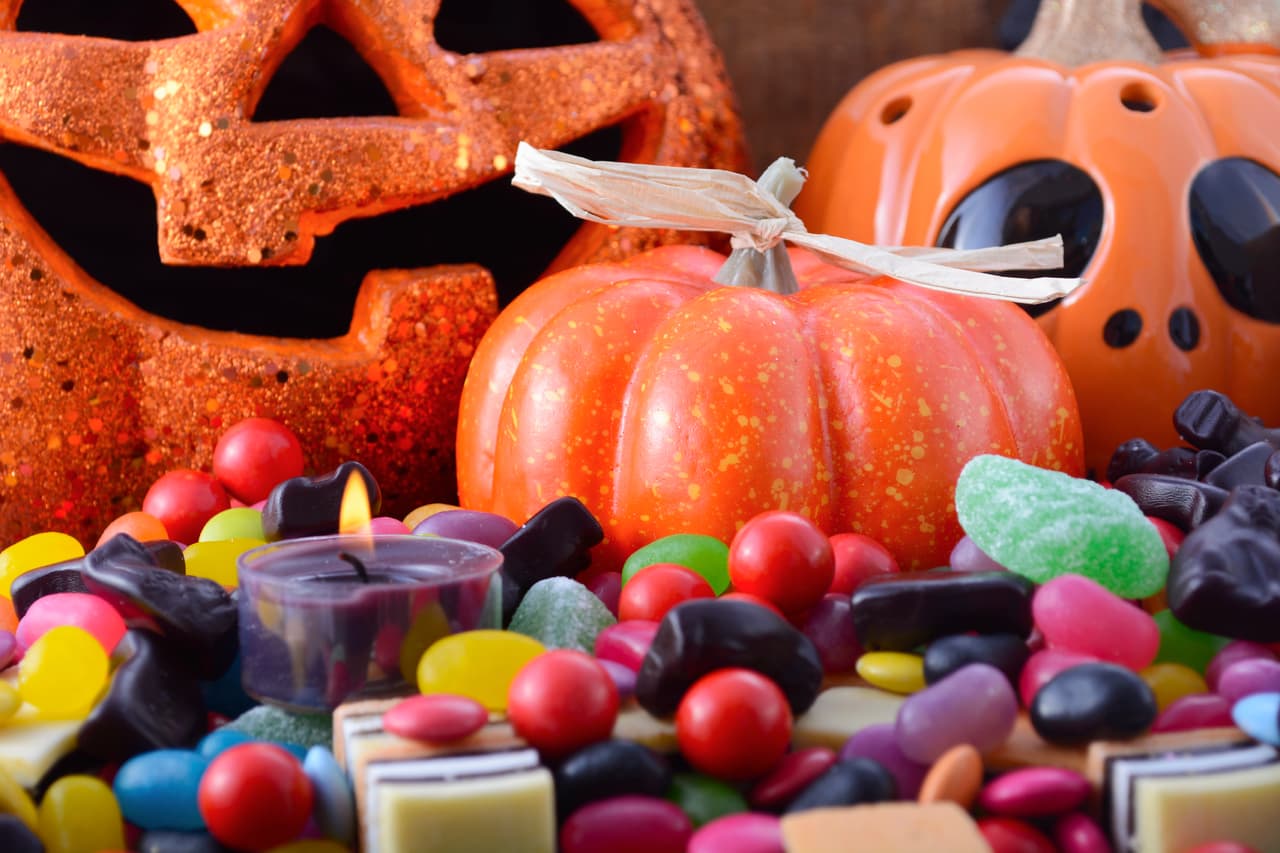 Pero el Halloween puede asustar, especialmente cuando con él vienen montañas de calorías para tus hijos, sin embargo eso no quiere decir que en esta época, permitas que tus pequeños monstruos se excedan en comer alimentos poco saludables.