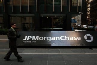 El banco estadounidense JPMorgan fue demandado por algunos clientes quienes sostienen que la institución no defendió sus intereses.