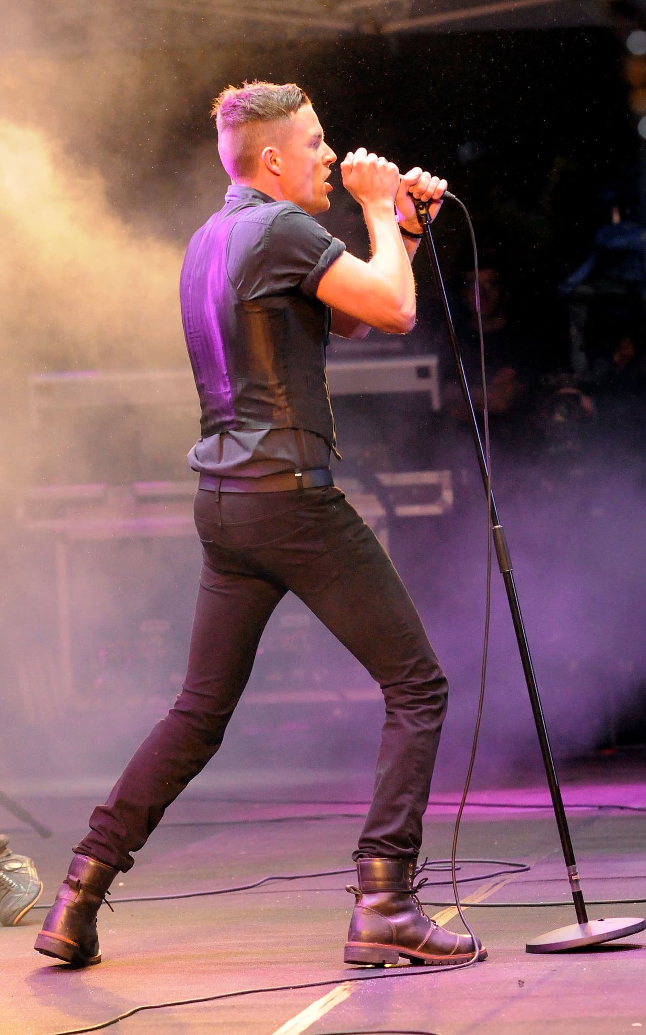 Sin embargo fue precisamente en 1996, con el estreno de la cinta
<a href="https://www.theguardian.com/fashion/2017/jan/31/from-spud-to-slimane-how-trainspotting-helped-invent-the-skinny-jean" target="_blank">Trainspotting de Danny Boyle</a>, que ese tipo de pantalones se convirtieron en el uniforme de una generación.
<br>