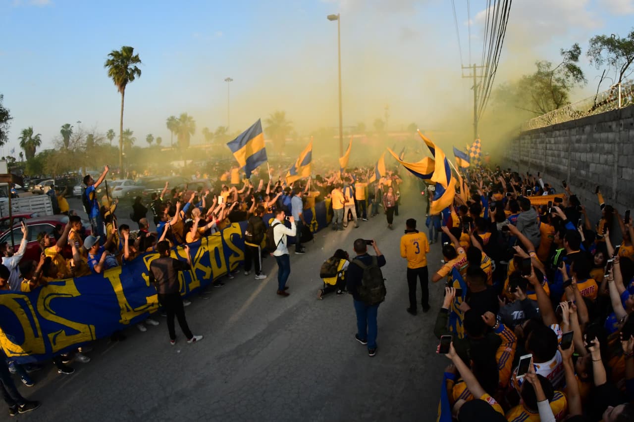 Este fue el color y el ambiente antes del silbatazo inicial en la Ida de la Semifinal por la Liga Campeones de Concacaf entre Tigres y Santos Laguna en el Estadio Universitario, en Monterrey.