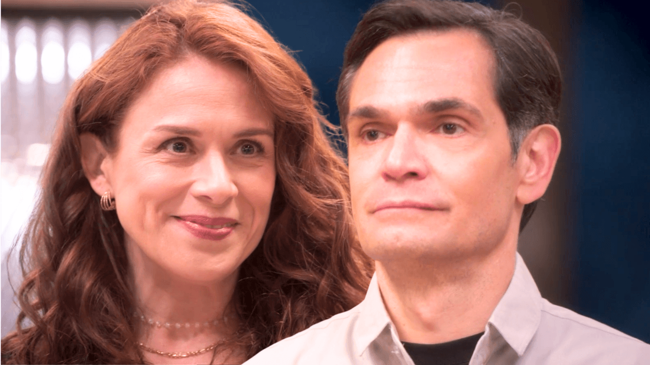 Nicolás se pone nervioso al ver a Lorena | Tan Cerca De Ti, Nace El Amor | Capítulo 59