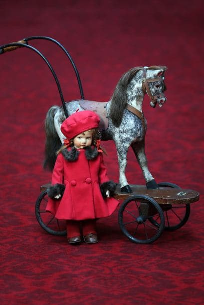 Los juguetes van desde hermosas muñecas de porcelana.