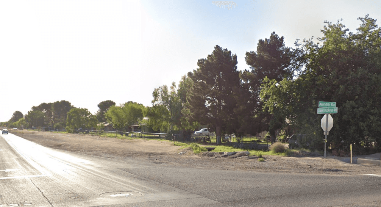 La ciudad ubicada al oeste del valle está pintando algunos cruces peatonales con un patrón de cuadros blancos en preparación para el Campeonato de NASCAR. (Foto: S Avondale Blvd & W Lower Buckeye Rd)
<br> 
<br>