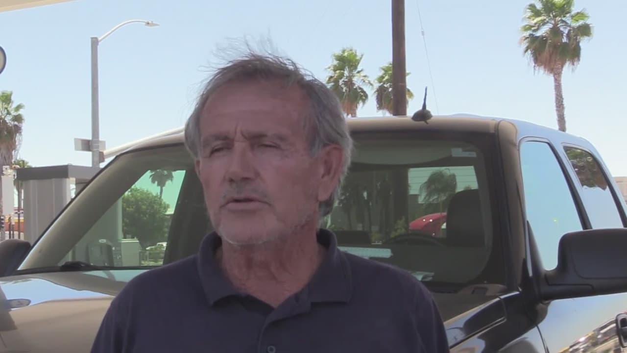 Le roban $8,000 a adulto mayor de Fresno mientras cargaba combustible en la gasolinera