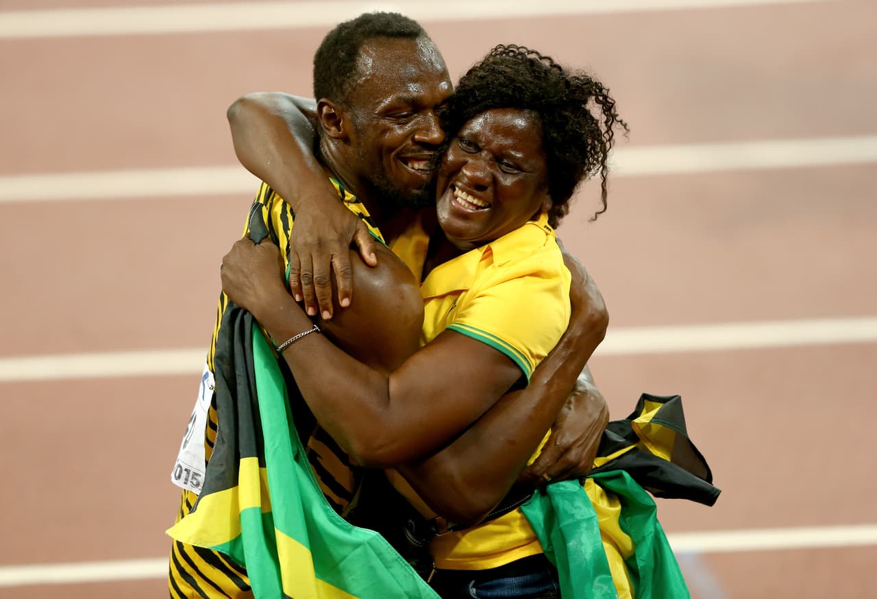 El año 2015 fue otro de éxitos. Ahora en el campeonato mundial de Beijing, ganó medallas de oro en los 100, 200 y 4 x 100. En la foto junto a su madre Jennifer Bolt, luego de ganar los 100 metros.