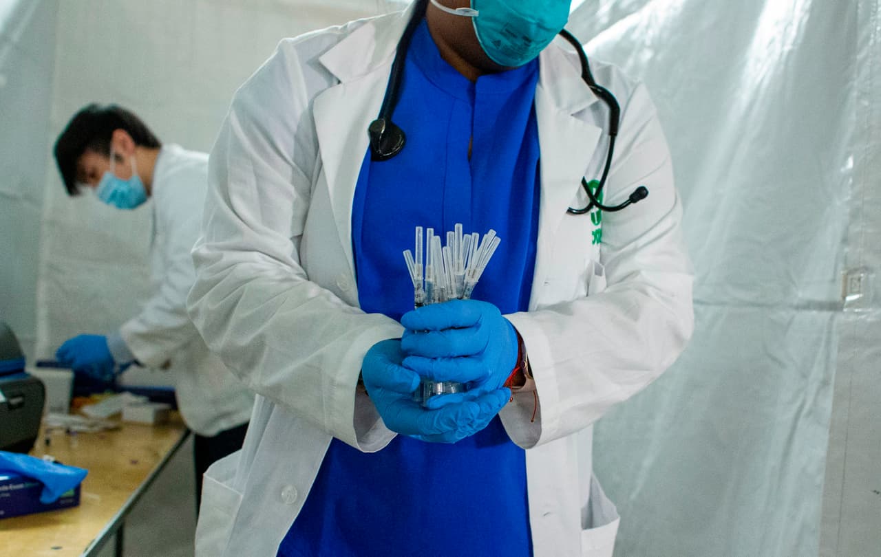 Los esfuerzos de vacunación en Nueva York se ven atrofiados por una escasez de dosis.