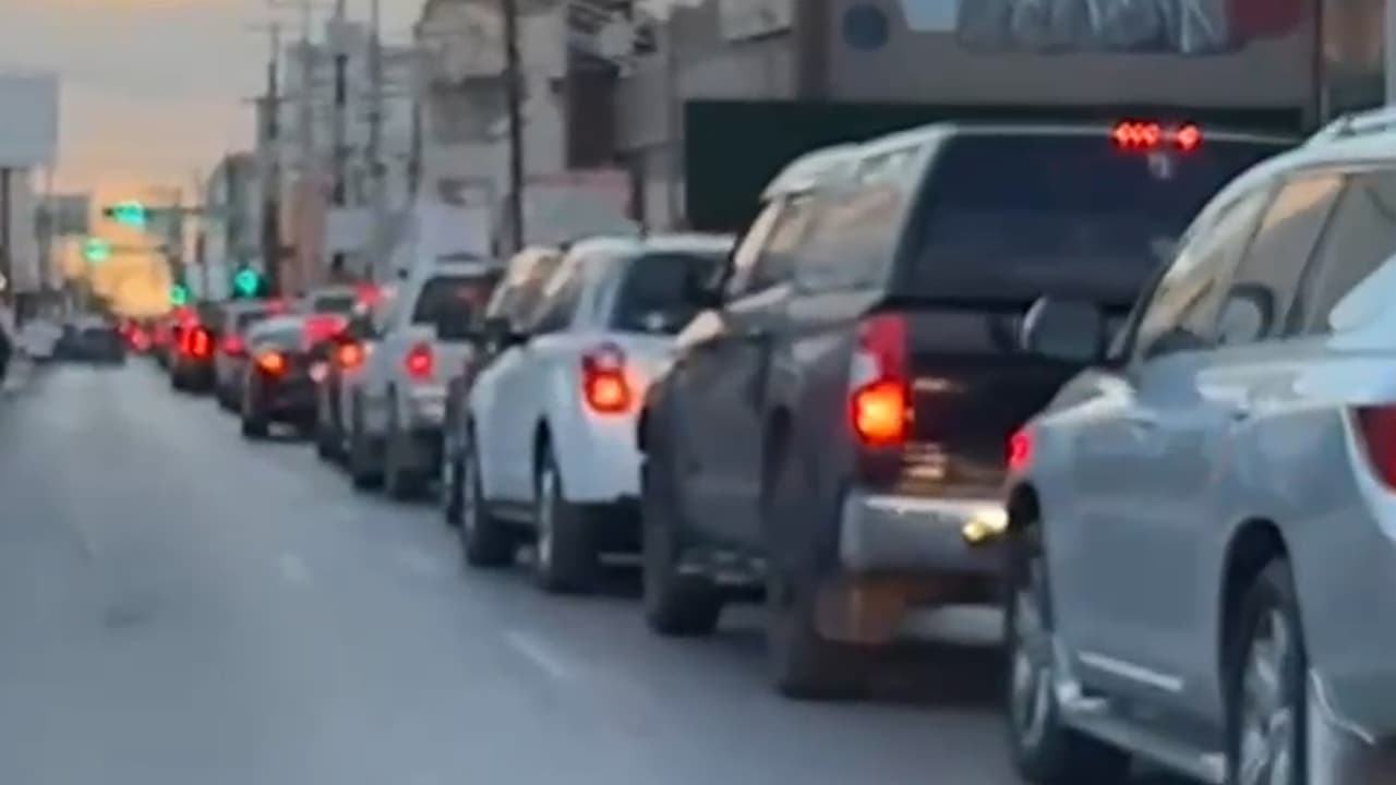 Paisanos arman filas kilométricas en puentes en su regreso a Estados Unidos