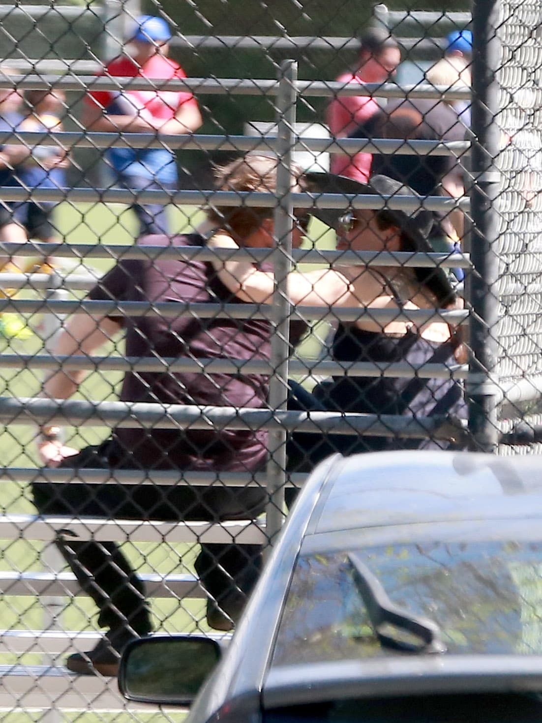 Le robó un beso a su marido.