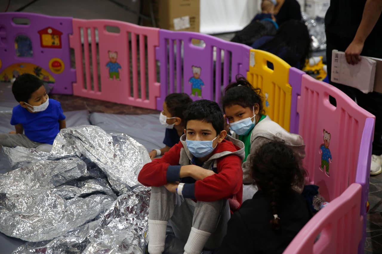 Más de 2,000 niños han llegado a la instalación para 
<a href="https://www.univision.com/shows/noticiero-univision/surgen-nuevas-imagenes-que-evidencian-como-decenas-de-migrantes-continuan-arriesgando-sus-vidas-por-llegar-a-eeuu-video" target="_blank">menores migrantes</a> en más de 72 horas, indica el reporte de Associated Press.