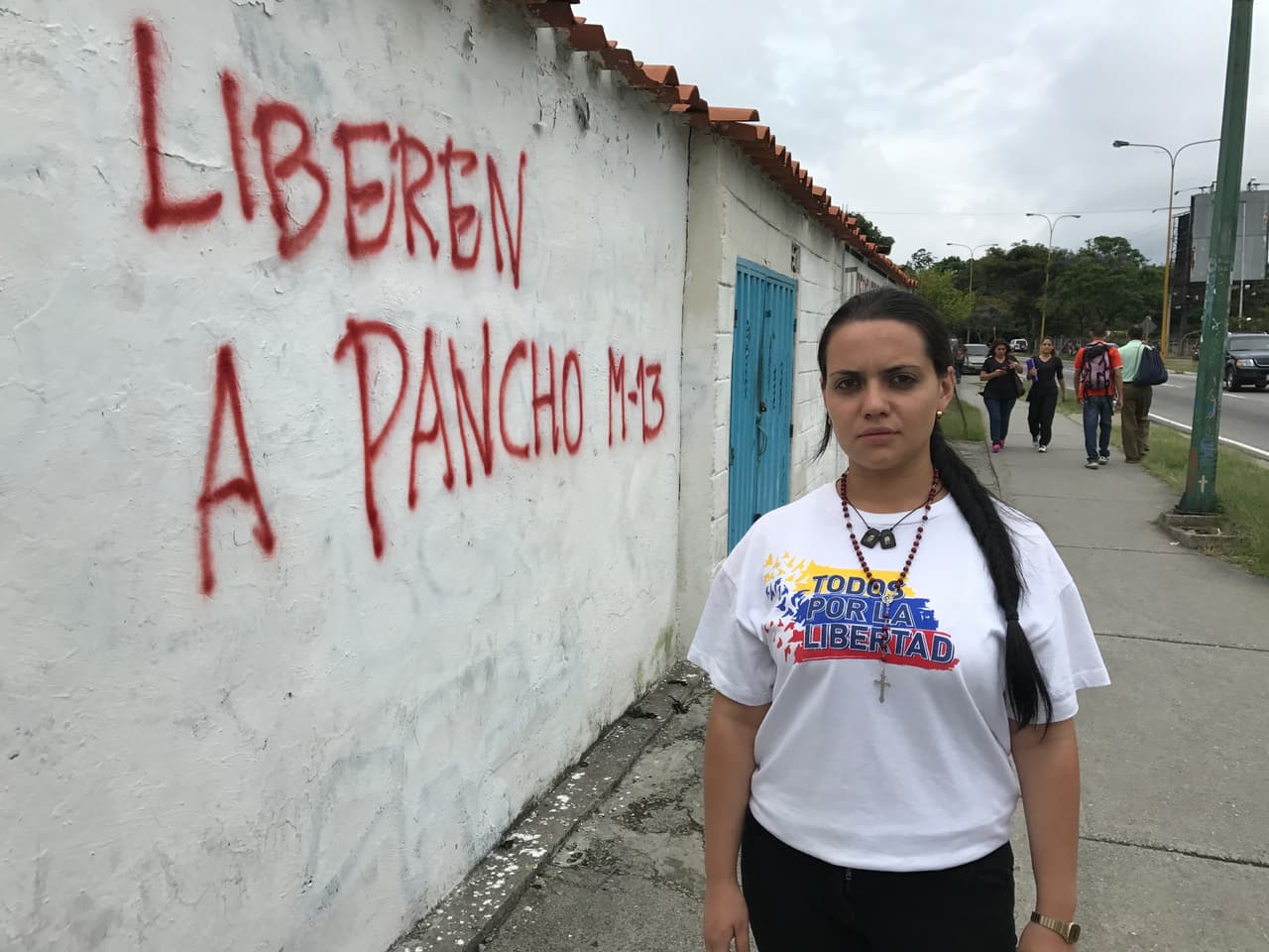 Adelmina D'Ambrosio posa con un graffiti que exige la liberación de su novio.