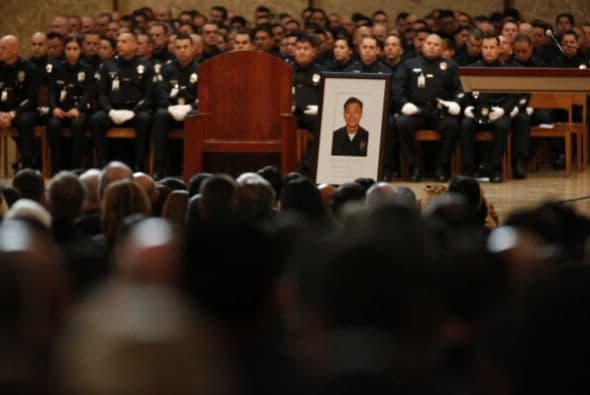 Familiares, amigos y miles de oficiales de distintas fuerzas de seguridad local ofrecieron sentido velatorio oficial Nicholas Lee, con el oficio del Arzobispo José Gómez en la sede de Nuestra Señora de Los Ángeles. Los restos del oficial de entrenamiento serán sepultados hoy en el cementerio Forest Lawn Memorial en la ciudad de Glendale. Detalles del trágico accidente que cobró la vida del respetado oficial aquí: Mira el reportaje completo aquí.