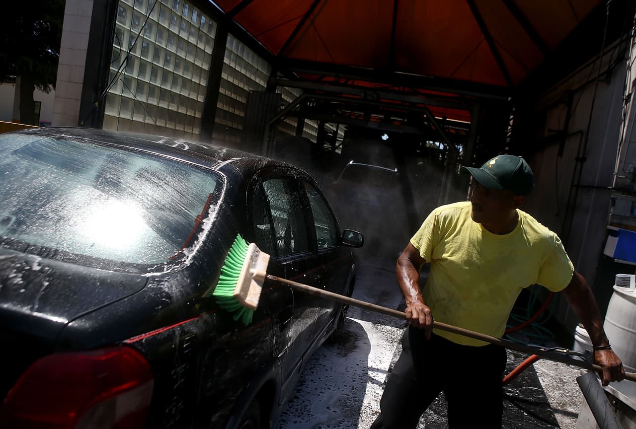 Trabajadores de una venta de autos en Houston recuperan más de $166,000 en salarios atrasados