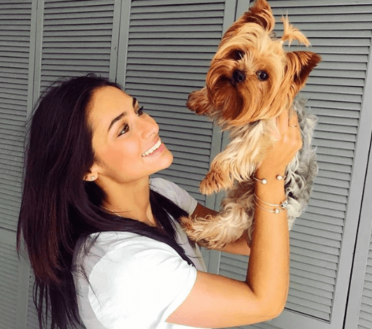 "¿Existe algo más lindo que esa carita?", escribió Renata junto a esta fotografía donde está cargando a Coco, su mascota.