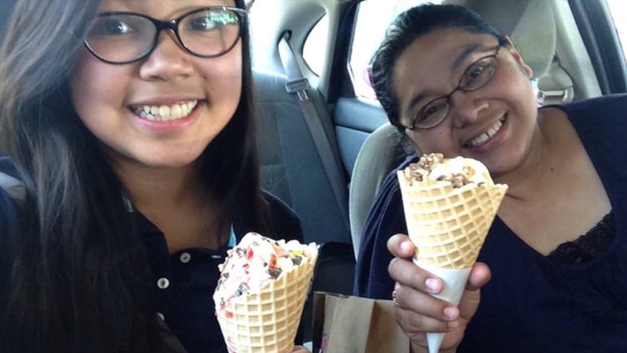 Cuando Savannah Inthalangsy empezó la secundaria, se tomó una foto en el carro con su mamá comiendo helado.