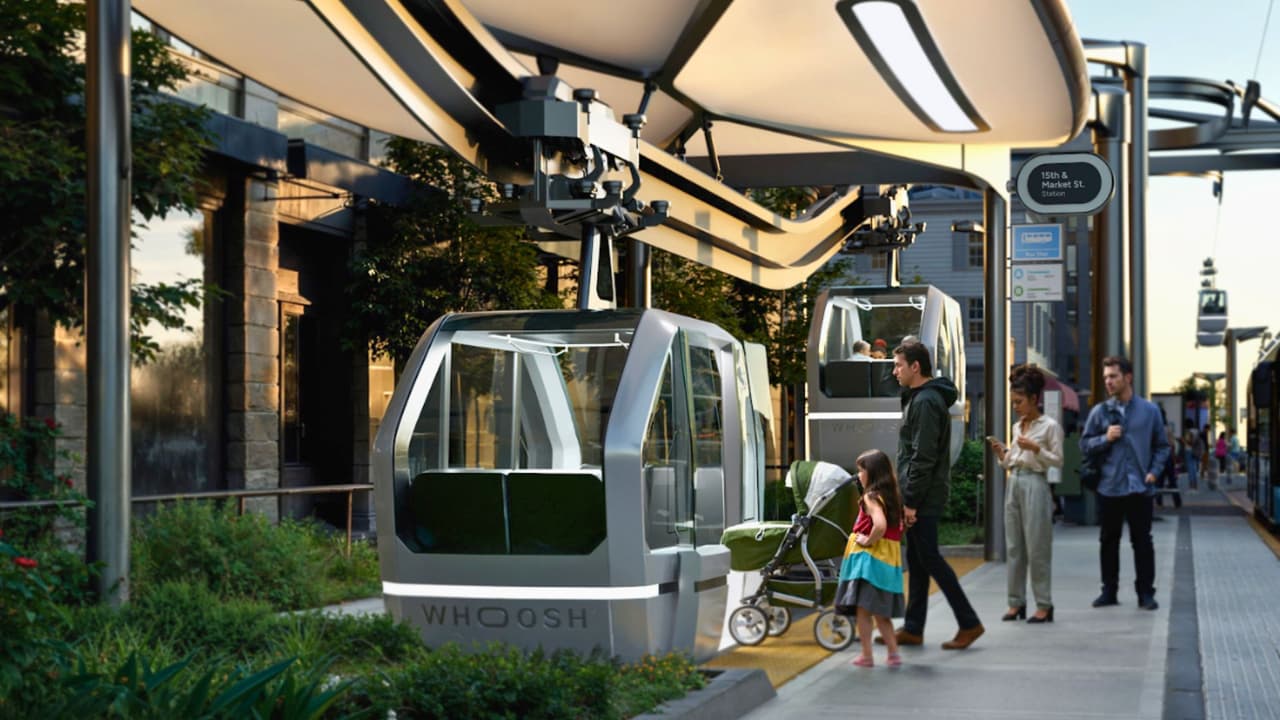 <b>Dallas, Plano, Arlington, Frisco y DeSoto están en la mira para ser las primeras en implementar Whoosh</b>, un innovador sistema de movilidad autónomo elevado de cable y riel. ¿Les suena familiar?
<b>Si han visitado la Ciudad de México, tal vez han oído hablar del Cablebús</b>, una solución de transporte aéreo que también ofrece una vista increíble mientras evita el tráfico terrestre. Este concepto un paso más allá al utilizar tecnologías autónomas avanzadas para moverse independientemente
<b>a lo largo de una red elevada de cables y rieles fijos</b>.