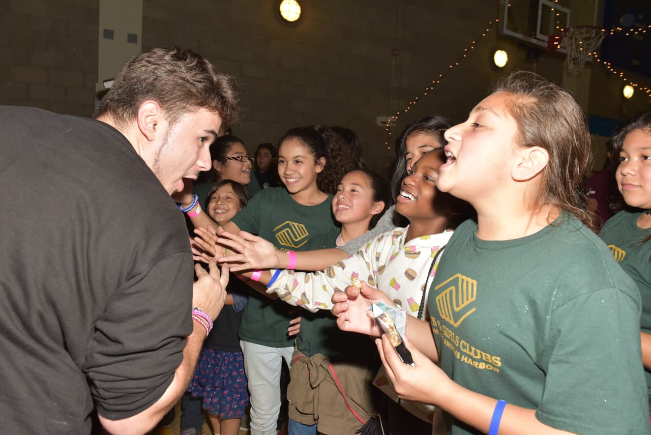 Colaboró como reportero en el programa ‘Entertainment tonight’ y debutó como actor en el último episodio de ‘90210’, exitosa serie juvenil ambientada en
<b> </b>Beverly Hills.