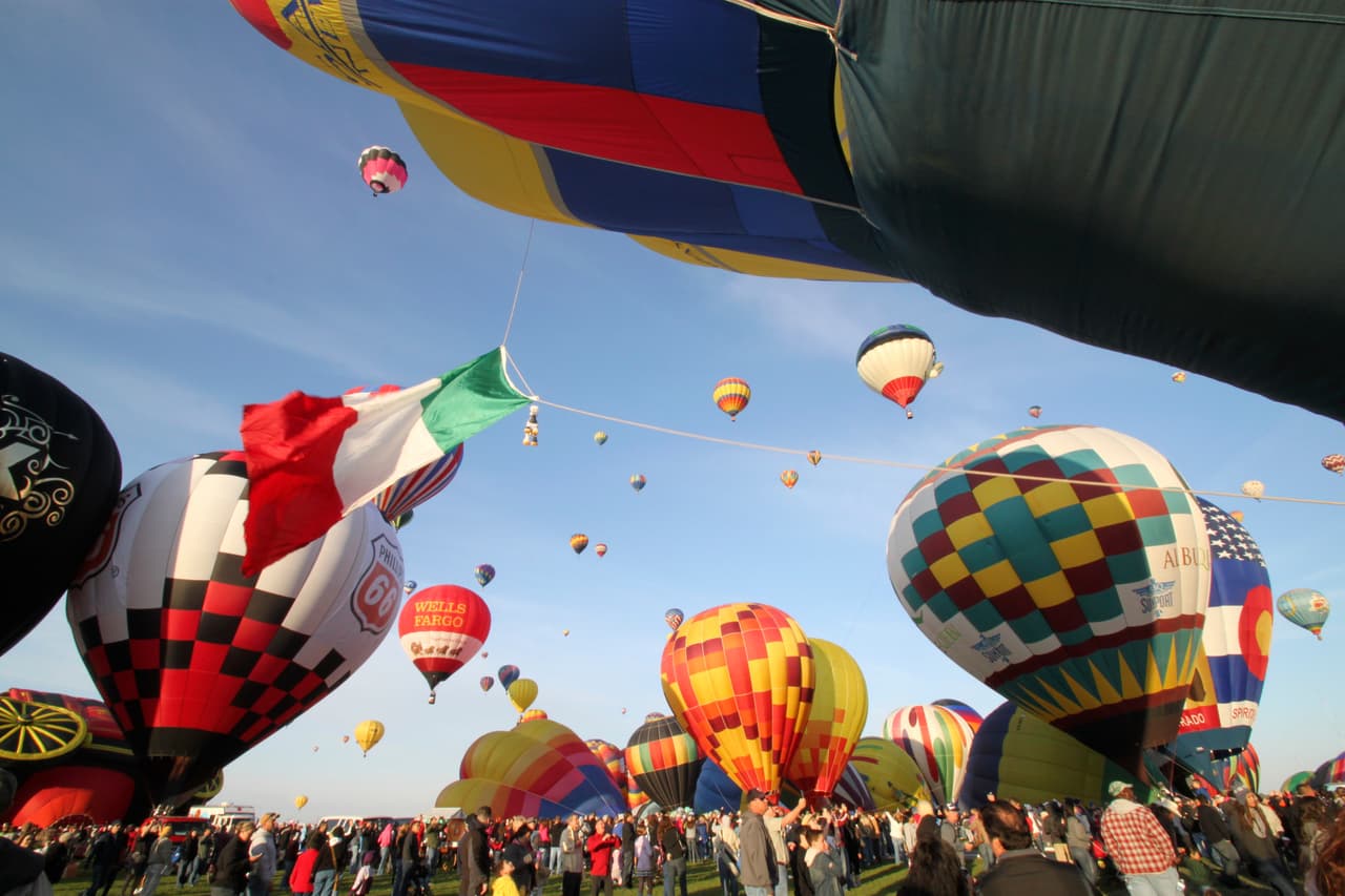 Cientos de globos aerostáticos colorean el cielo de Albuquerque, Nuevo México, donde del 5 al 13 de octubre se celebra la Fiesta Internacional de Globos, un evento que se repite cada año desde 1972.