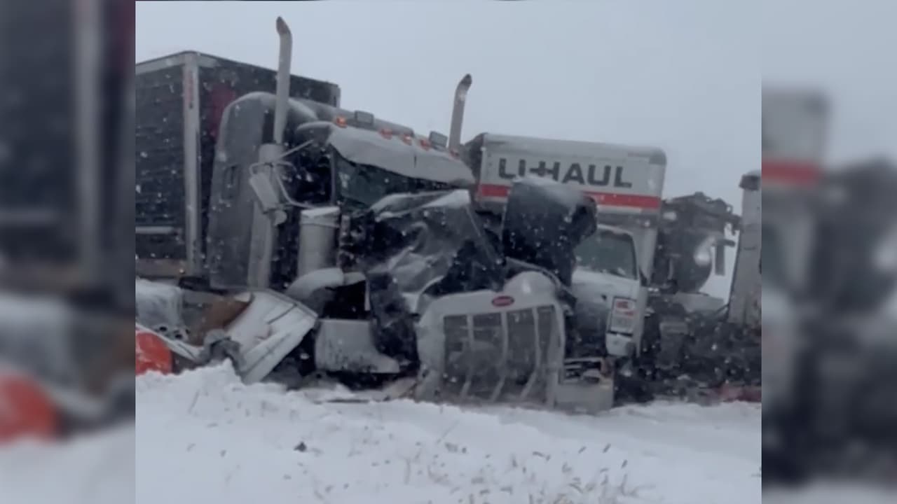 "Aquí no es seguro", se escucha decir a David Troesser cuando se percata de que en el lugar se ha regado combustible de los camiones.