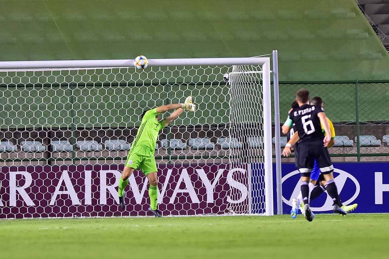Se salva el equipo mexicano ante un disparo potente que estremece el travesaño.