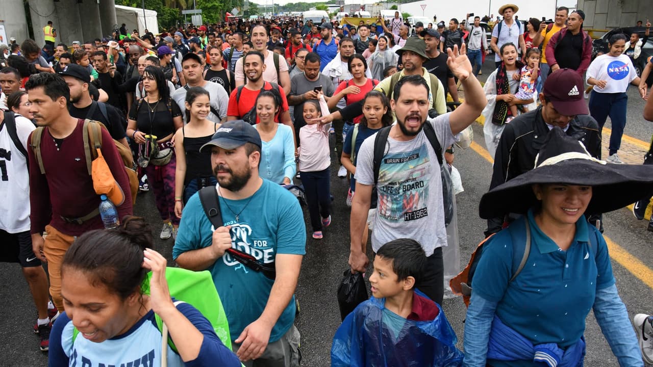 Mujeres con bebés y embarazadas caminan kilómetros junto a la histórica caravana de migrantes