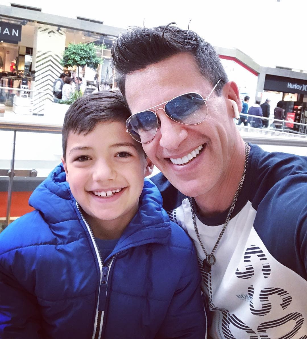 Los dos tienen una bella sonrisa pero el más joven de los Aravena es mucho más parecido a su madre.