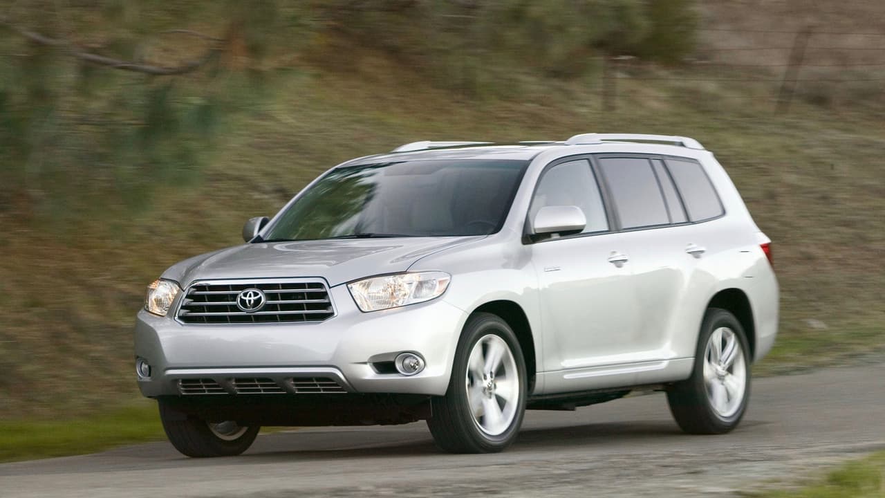 <h3 class="cms-h3-H3">1. Toyota Highlander</h3>
<br>El 18.5% de los dueños de la SUV mediana de Toyota la mantiene en sus manos por más de 15 años, lo que representa 2 veces y media más que el promedio de personas que mantiene sus autos nuevos por más de 15 años convirtiéndose en el modelo que sus dueños mantienen en sus manos por más tiempo en Estados Unidos. Toyota es también, con 11 de los 15 modelos en la lista la marca que desproporcionadamente, cuyos modelos sus dueños mantienen en sus manos por màs tiempos.
<br>En la imagen vemos una Toyota Highlander 2008.