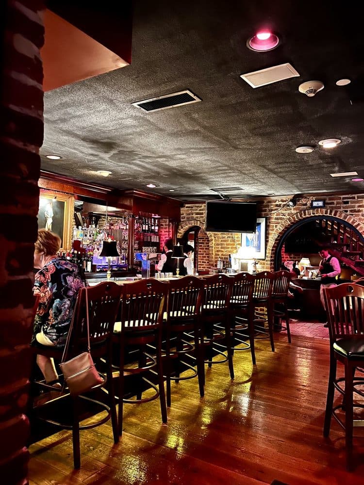 <b>Second Empire Restaurant And Tavern</b>
<br>
<b>Dirección</b>: 330 Hillsborough St. Raleigh, NC
<br>
<b>Teléfono</b>: (919) 829-3663
<br>
<b>Sitio web</b>: 
<a href="https://www.second-empire.com/">https://www.second-empire.com/</a> 
<br>
<b><a href="https://www.yelp.com/map/second-empire-restaurant-and-tavern-raleigh">Cómo llegar</a></b>
<br>
<br>En Yelp aseguran que “Second Empire combina historia, atmósfera, servicio excepcional y cocina gourmet para una experiencia gastronómica inolvidable”.