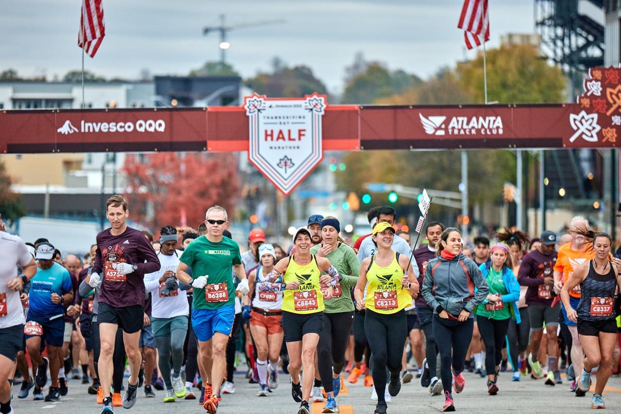 <b>Evento</b>: 2023 Invesco QQQ Thanksgiving Day Half Marathon
<br>
<b>Fecha</b>: 23 de noviembre
<br>
<b>Lugar</b>: Center Parc Credit Union Stadium. 755 Hank Aaron Dr SE. Atlanta, GA. 30315
<br>
<b>Sitio web</b>: 
<a href="https://www.atlantatrackclub.org/2023-in-training-for-thanksgiving-day-half-marathon">https://www.atlantatrackclub.org/2023-in-training-for-thanksgiving-day-half-marathon</a> 
<br>
<br>Esta carrera es la media maratón de Acción de Gracias más grande de los Estados Unidos y una tradición para miles de personas en toda el área metropolitana de Atlanta y de otros lugares.