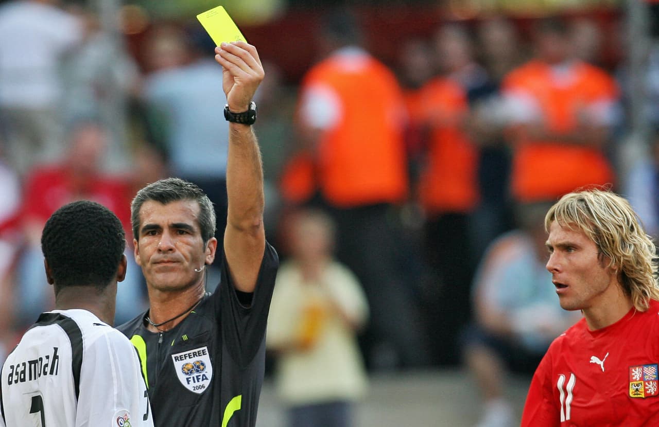 Aquí se ve a Elizondo amonestar al ghanés Assamoah Gyan, en el duelo de la primera ronda entre Ghana y República Checa. De testigo Pavel Nedved (der). Ese día sacó ocho tarjetas, una de ellas roja.