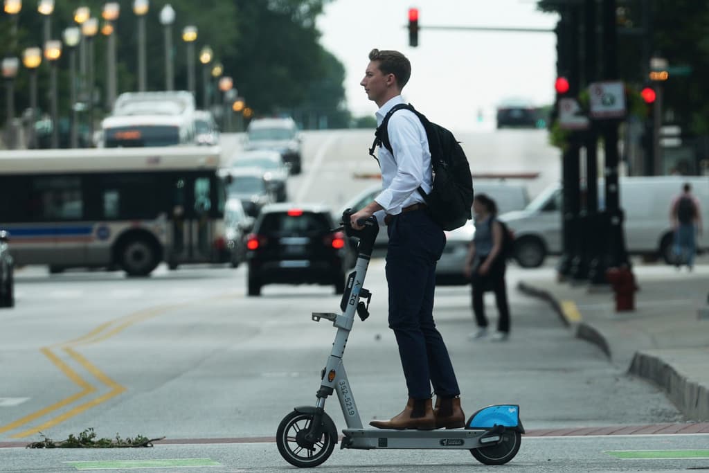 Illinois regulará e-bikes y scooters: así es como la nueva ley te afecta