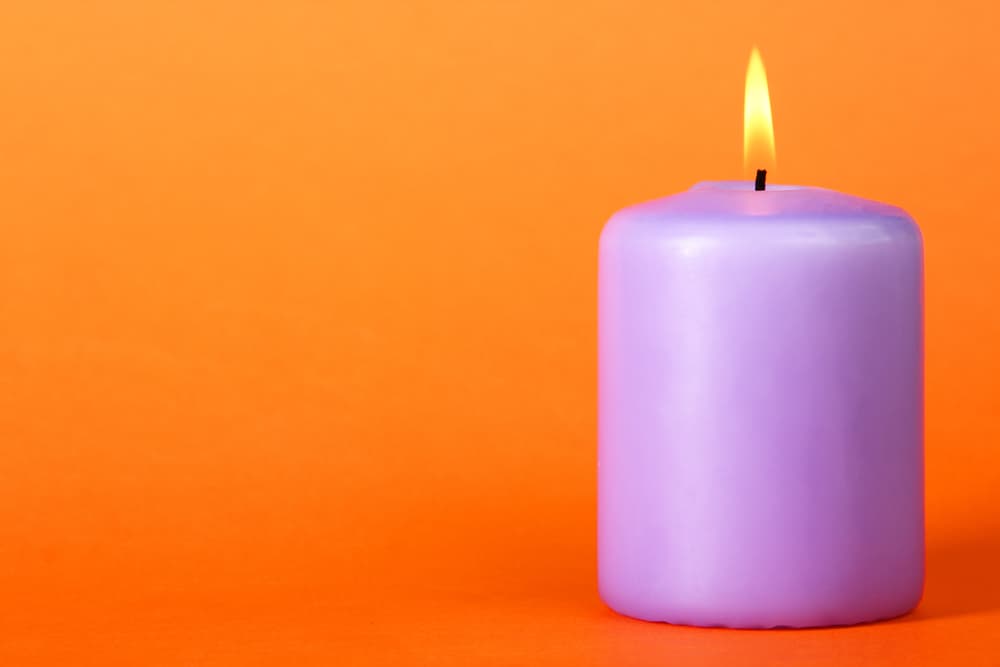 También consigue una vela morada o violeta, que es el símbolo de nuestra espiritualidad.