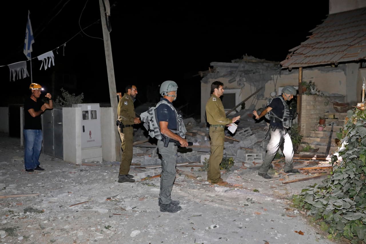 Bomberos israelíes evalúan daños en una vivienda de Yehud, cerca de Tel Aviv. El líder de Hamas, Ismael Haniyeh, respondió en un discurso televisado que "si (Israel) quiere una escalada, estamos preparados y si quiere detenerse también estamos listos".