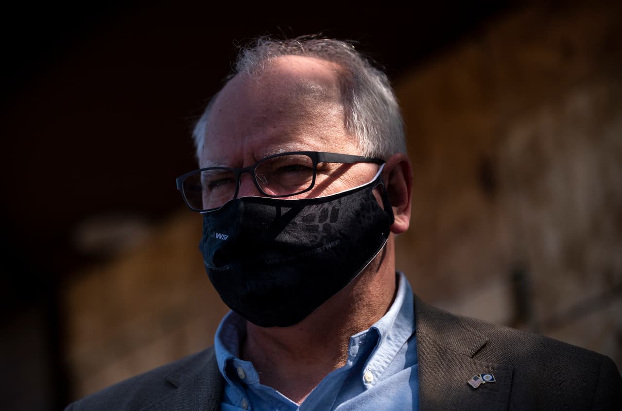 ✅ 
<b>Minnesota |</b> FEMA informó el 29 de agosto la aprobación del dinero a este estado. En la foto, su gobernador, el demócrata Tim Walz.
<br>
<br>En su memorando, Trump dispuso que $44,000 millones del fondo para el alivio por desastres –el 
<i>Disaster Relief Fund</i>– sean utilizados en la entrega del subsidio por desempleo. Analistas habían advertido que ese monto podría únicamente abarcar de cinco a seis semanas de ayudas en momentos en que millones siguen necesitando este balón de oxígeno.