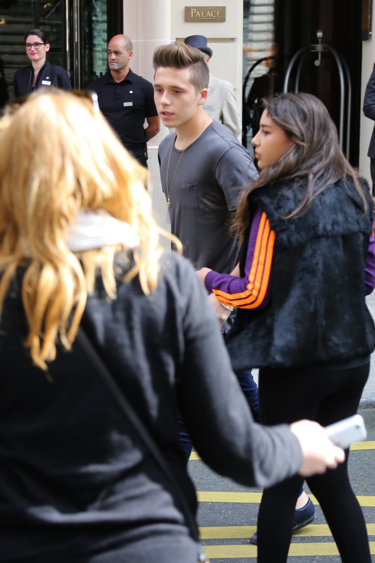 Brooklyn Beckham fue captado por las cámaras, y no estaba solito.
