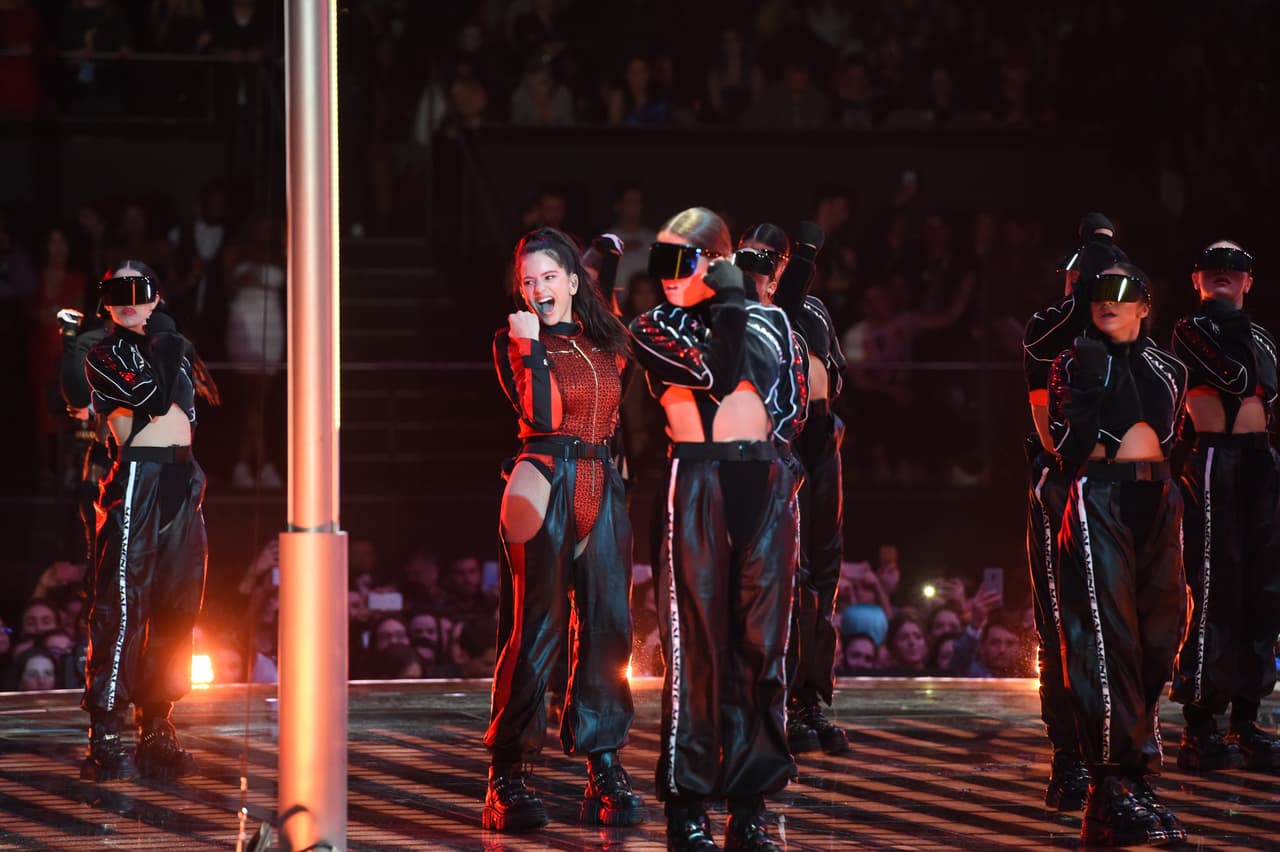 "Me parece interesante su fusión de tradición con ritmos urbano. Ojalá algún día pueda colaborar con ella. Sería estupendo ir a escuchar flamenco juntos ahora que estaré en España”, declaró el intérprete de bachata.