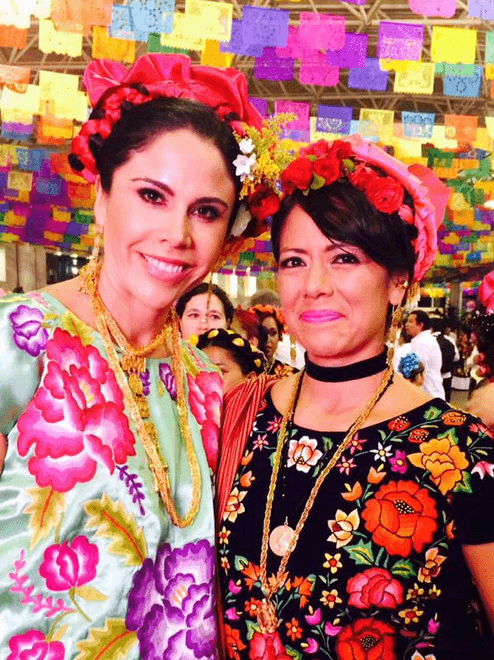 Disfruta mucho la música mexicana. Aquí está con la cantante Lila Downs.