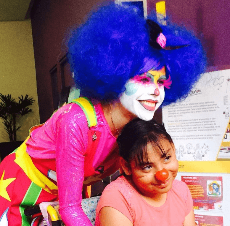 Le gusta de hacer labores altruistas, por lo que no le importa disfrazarse de ‘payasita’ para hacer feliz a los niños.